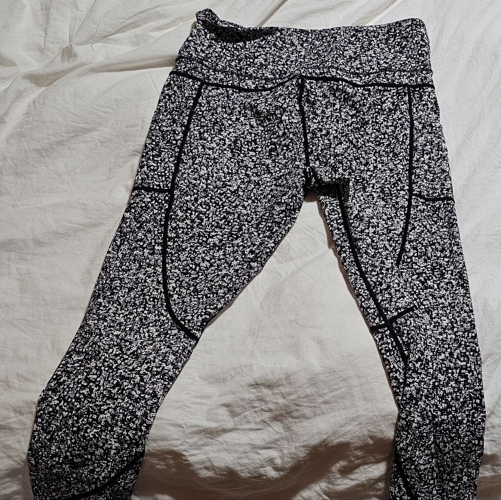Zyia black and white capri leggings